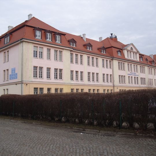 Koszary, ob. szkoła