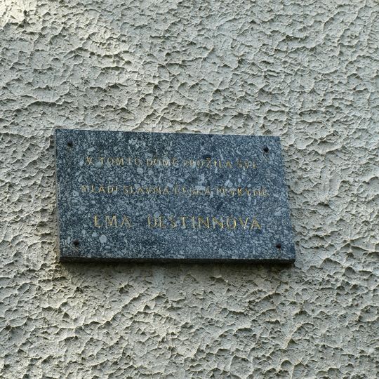 Pamětní deska Emy Destinové na zámečku Destinov u Milešova