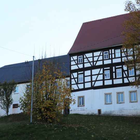 Pfarrhaus, Seitengebäude und Taufstein