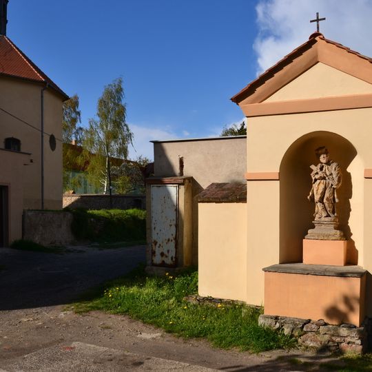 Kaplička svatého Jana Nepomuckého u obecního úřadu v Droužkovicích