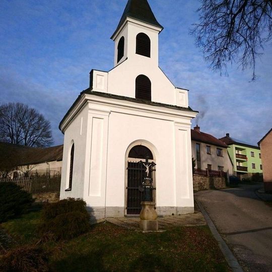 Kříž u kaple v Hadravově Rosičce