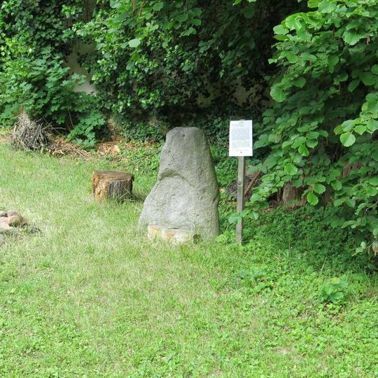 Menhir Zakletá dívka v zahradě Regionálního muzea v Žatci