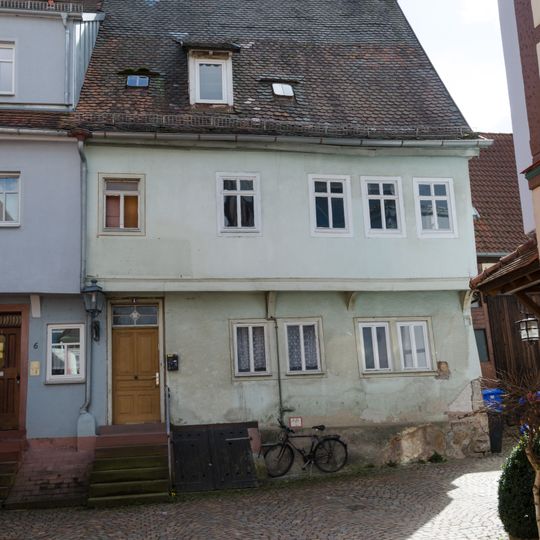 Doppelhaus mit vorkragendem Obergeschoss