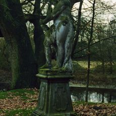 Zionsburg: tuinbeeld Apollo op sokkel