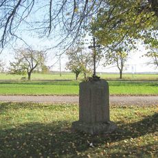 Pamětní kříž na křižovatce před hřbitovem na východním okraji Nebužel