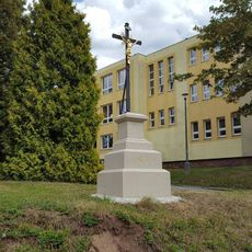 Pamětní kříž u mateřské školy ve Strašicích.