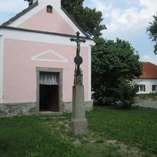 Kříž před kaplí v Sudoměři