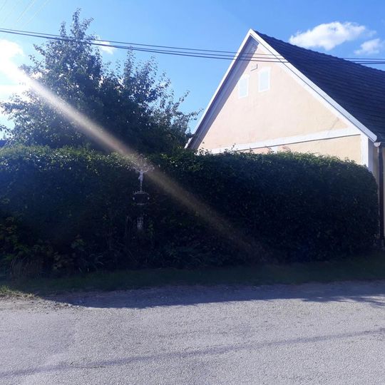 Kříž v Pleších u křižovatky