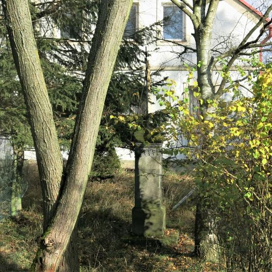 Kříž v zahradě domu 20 v Lipnici