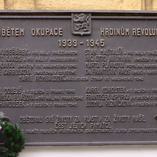 Pamětní deska obětem 2. světové války ve Fibichově ulici v Praze