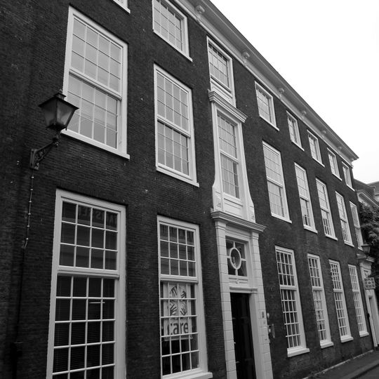 Pand voorzien van gevel met kroonlijst op gesneden consoles