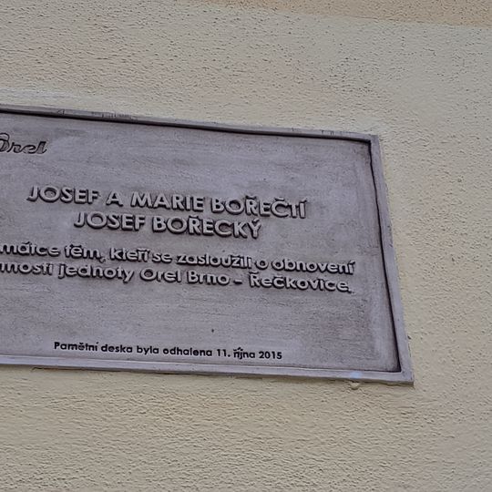Pamětní deska Josefa a Marie Bořeckých na orlovně v Řečkovicích