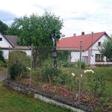 Kříž u návsi v Křekovicích