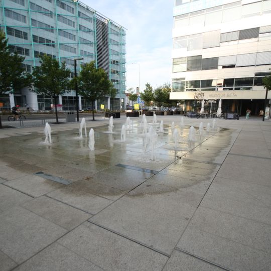 Pochozí fontána na náměstí Brumlovka