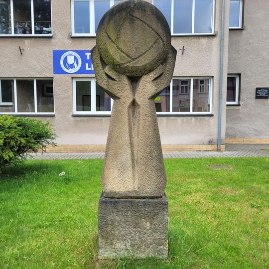 Socha volejbalu před sokolovnou v Letohradě