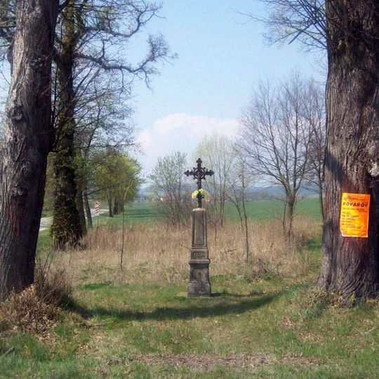 Kříž jižně od Smetanovy Lhoty u křižovatky