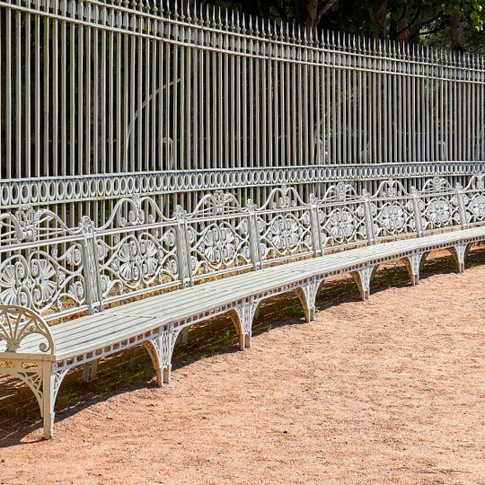 Металлическая скамья