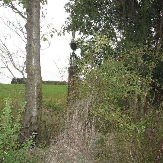 Kříž u polní cesty mezi Nevolicemi a Domažlicemi