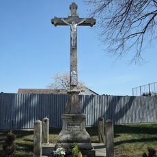 Kříž u kostela Navštívení Panny Marie v Kostelním Vydří