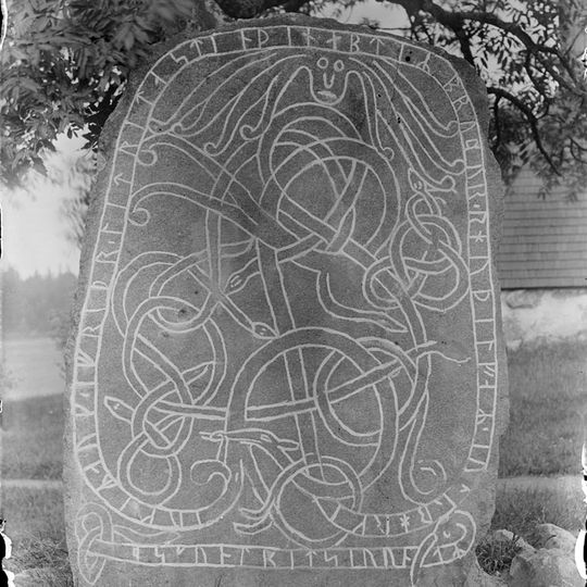 Uppland Runic Inscription 824