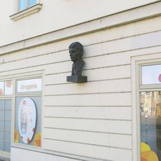 Pamětní deska s bustou Franze Kafky na domě Jiřího náměstí 17/28 v Poděbradech