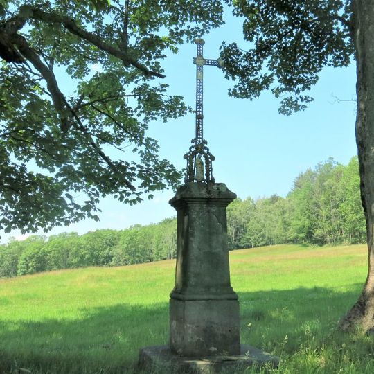 Kříž na pastvině pod tratí v Brtníkách