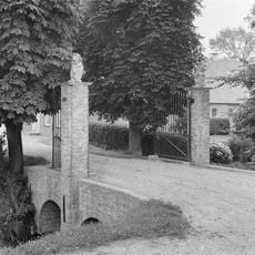 Poortpalen bij de boerderij 'Leeuwenstee'