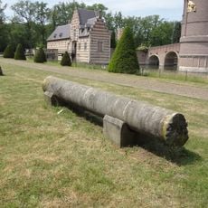 Heeswijk: vier marmeren zuilschachten, afkomstig van het altaar van het Sint Janskathedraal