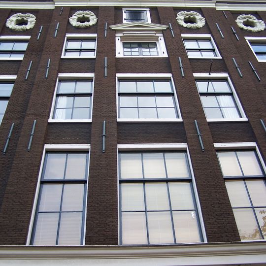 Huis uit 1642/43 verenigd achter een gezamenlijke lisenengevel met de nrs 151 en 155