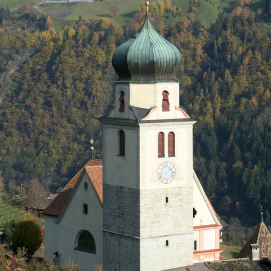 Pfarrkirche zur Schmerzhaften Muttergottes in Riffian mit Friedhofskapelle und Friedhof