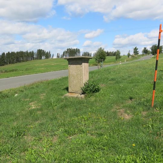 Podstavec sochy svaté Rodiny na rozcestí ke hřbitovu u kláštera v Teplé