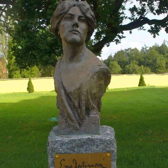 Busta Emy Destinové v parku před zámkem ve Stráži nad Nežárkou