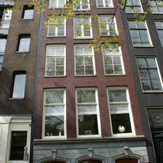 Pand met gevel onder gesneden rechte lijst met triglyfen en consoles