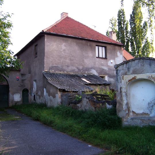 Výklenková kaplička v ulici K Brance ve Stodůlkách