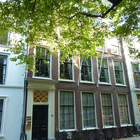 Pand met bakstenen gevel met kroonlijst op Lodewijk XIV consoles