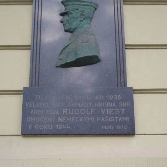 Divízia, tabuľa pamätná s bustou