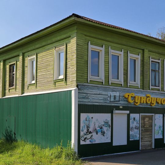 Жилой дом с лавкой