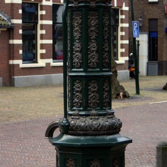 IJzeren pomp door lantaarn bekroond. Lantaarns