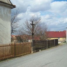 Kříž ve Lhůtě v plotě