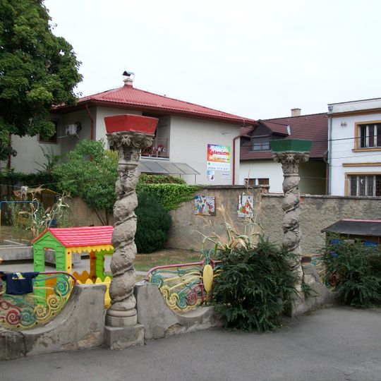 Vila G. Rakottyaya, zábradlie so stĺpmi