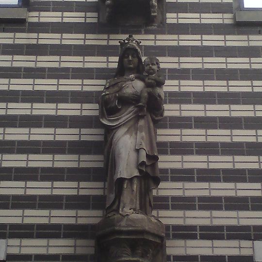 Staande Maria met Christus