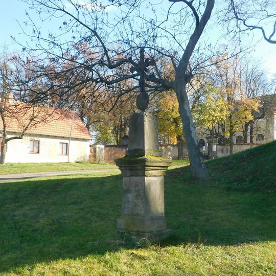 Kříž pod zvonicí v Tuklatech