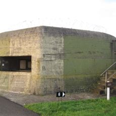 Kazemat V (mitrailleurkazemat met machinegeweerkamer, onderofficierenvertrek en manschappenverblijf)