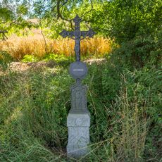 Kříž západně od Bílkovic