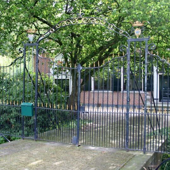 Hek met ijzeren spijlen