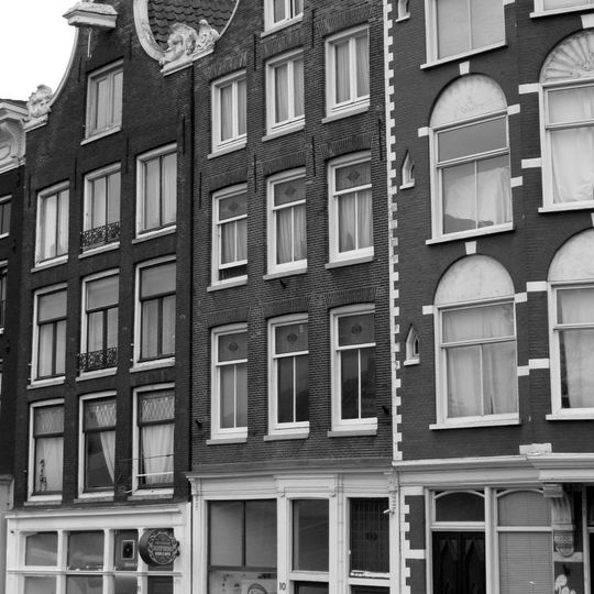 Pand met klokgevel met originele houten pui