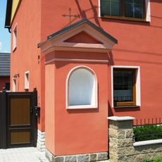 Výklenková kaplička se dvěma smírčími kříži