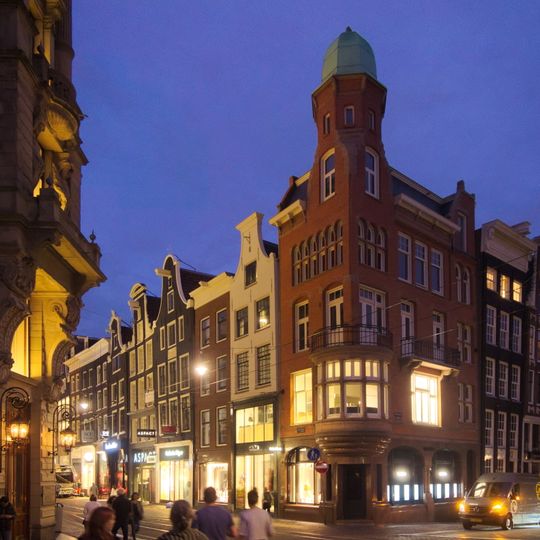 Pand met halsgevel met amsterdams wapen en zegel in de vleugelstukken