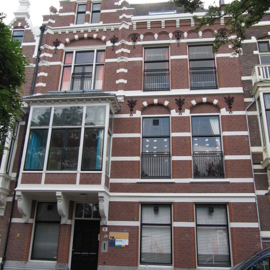 Pand in neo-renaissance trant. Het rechter deel wordt afgesloten door een kroonlijst, waaronder boogfries.