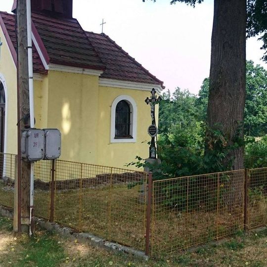 Kříž u kaple v Pičíně